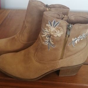 Rock & Candy embroidered tan bootie, sz 8.5